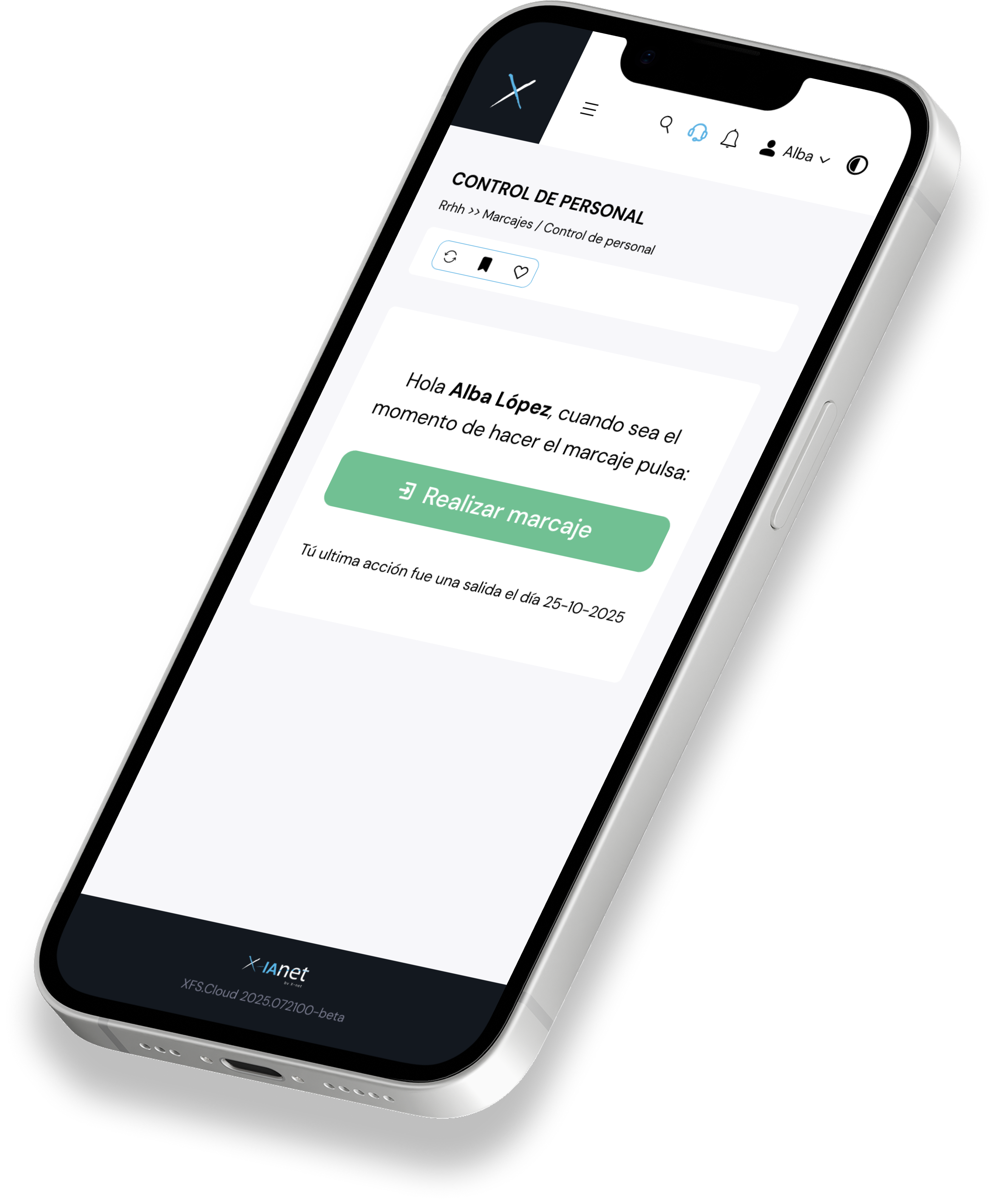 Persona usando la aplicación de fichaje en un teléfono móvil