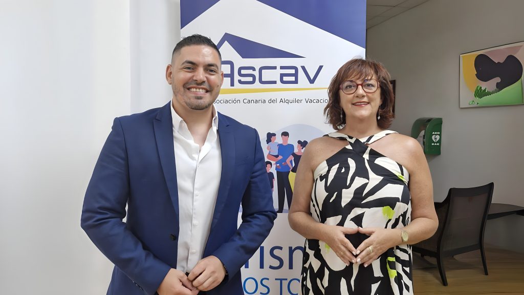 José M. y Doris B. presentando Tourai Pro, asistente virtual para el alquiler vacacional en Canarias, junto a X-net Group y Ascav