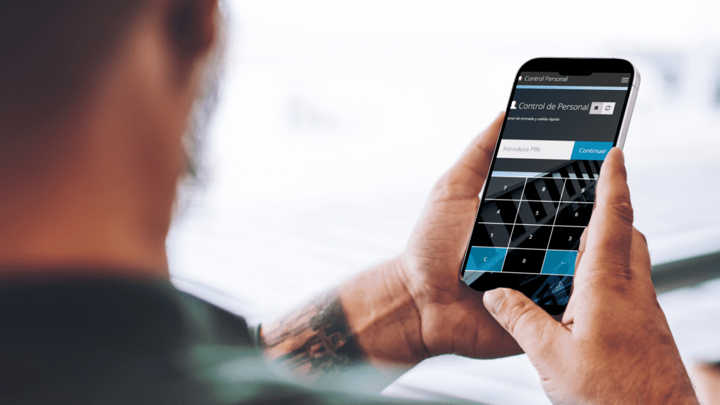 persona fichando digitalmente en el móvil