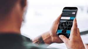 persona fichando digitalmente en el móvil