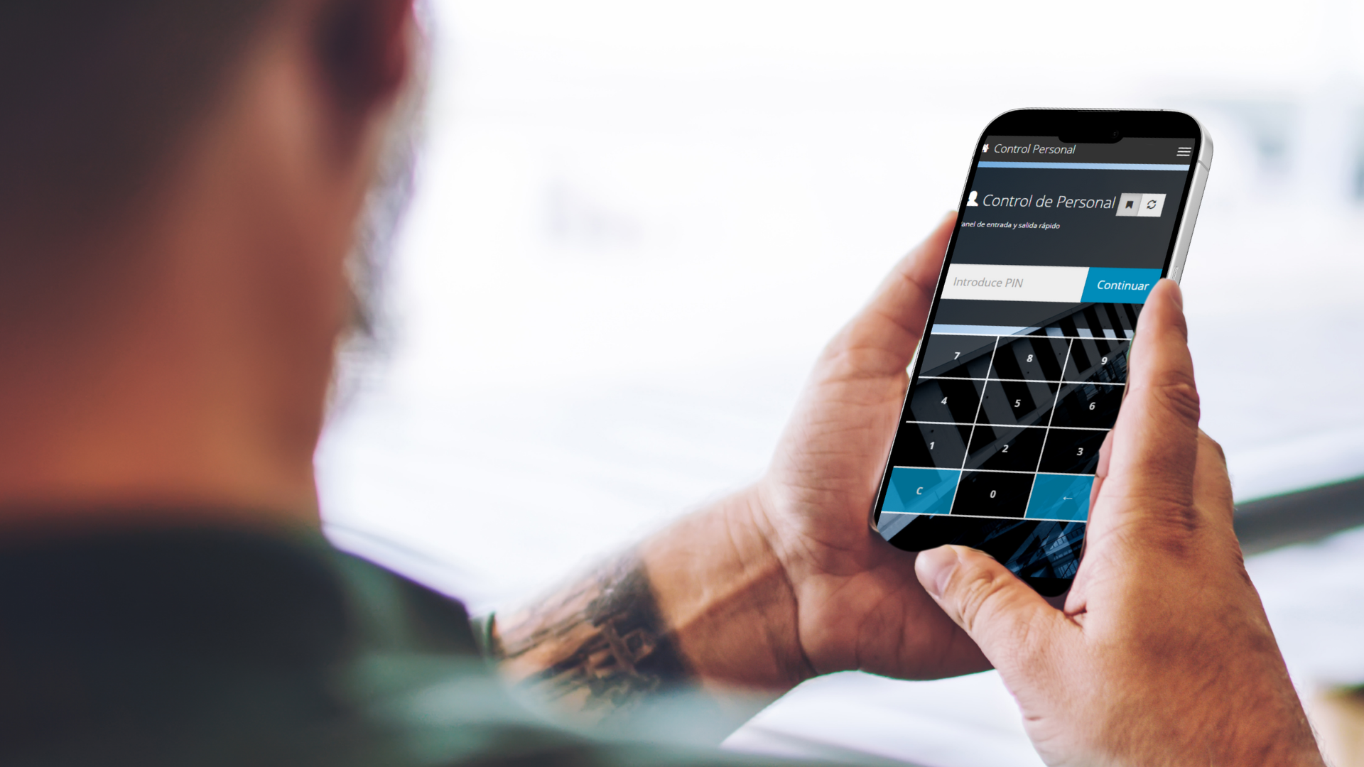 persona fichando digitalmente en el móvil