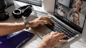 persona teletrabajando