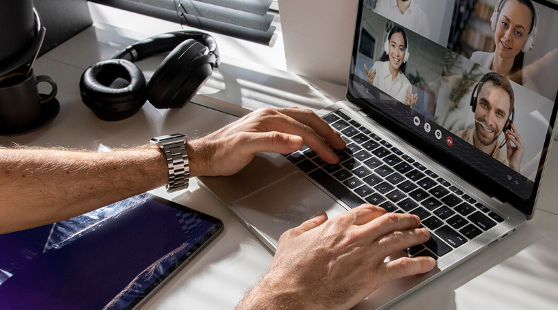 persona teletrabajando